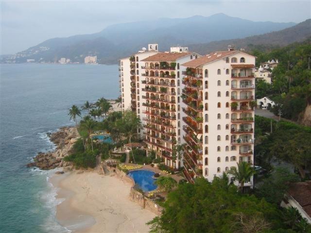 un gran edificio en una playa junto al océano en Playas Gemelas Puerto Vallarta, en Puerto Vallarta