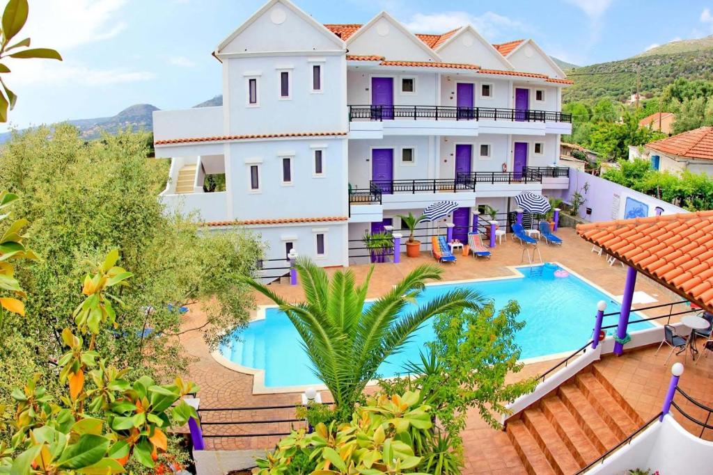 een luchtzicht op een hotel met een zwembad bij Lygies Apart Hotel in Trapezaki