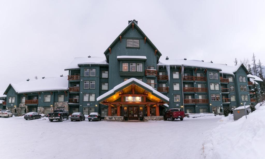 Snow Creek Lodge by Fernie Lodging Co v zimě