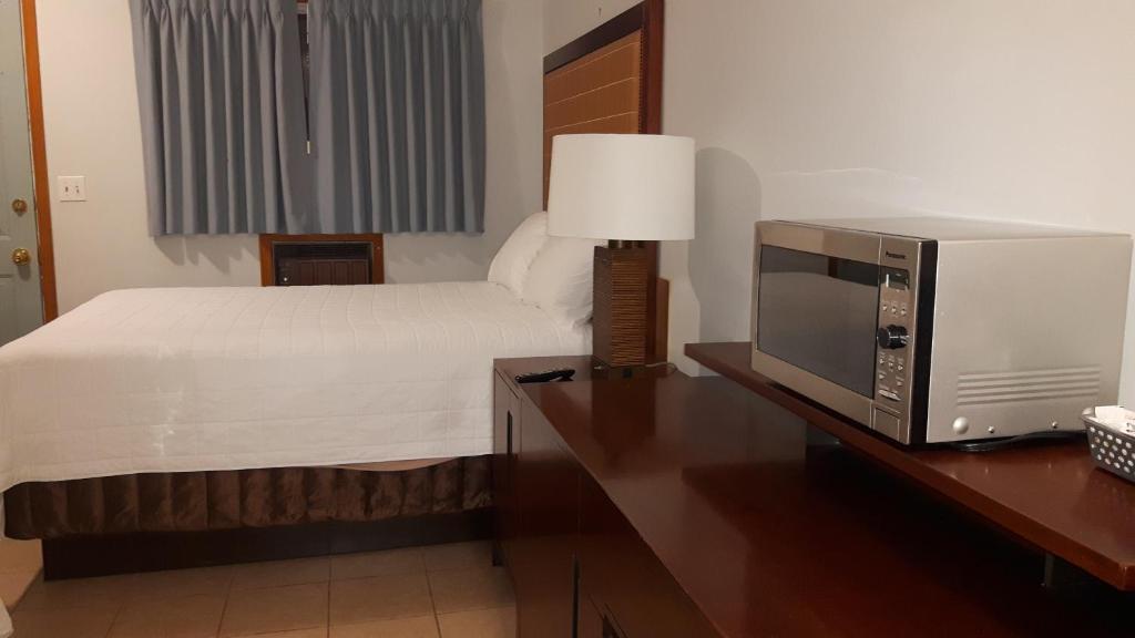 Postel nebo postele na pokoji v ubytování Edgewater Inn