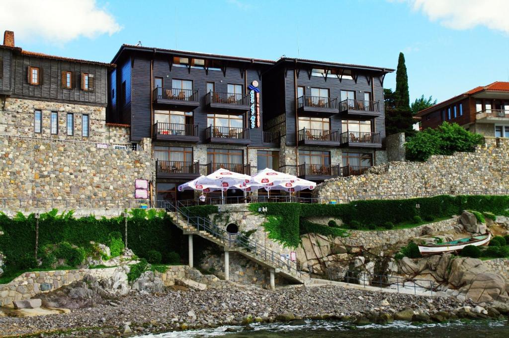 ein großes Gebäude mit Sonnenschirmen davor in der Unterkunft Hotel Casa del Mare in Sozopol