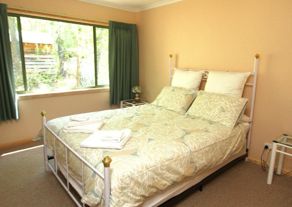 sypialnia z łóżkiem i oknem w obiekcie Serene Vista Halls Gap w mieście Halls Gap