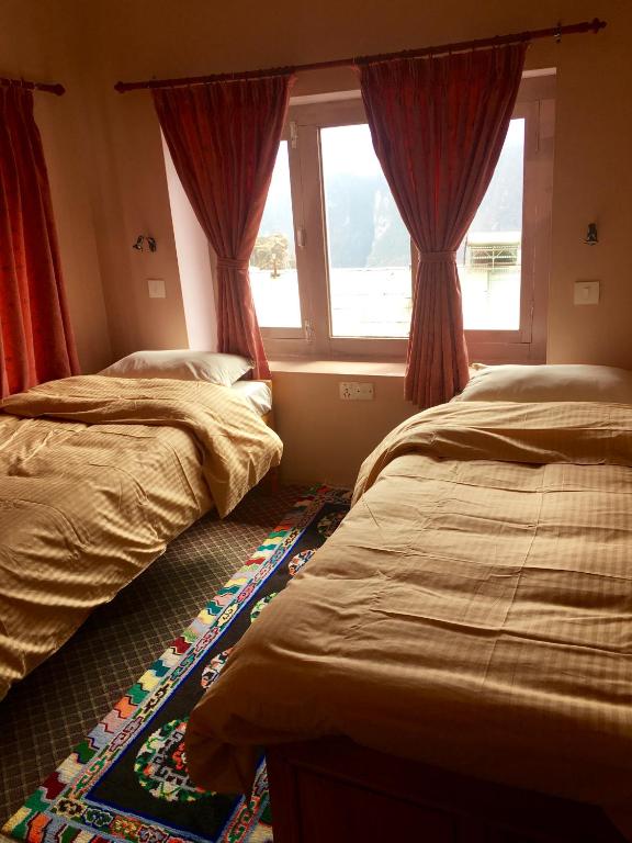 Postel nebo postele na pokoji v ubytování Hotel Khangri