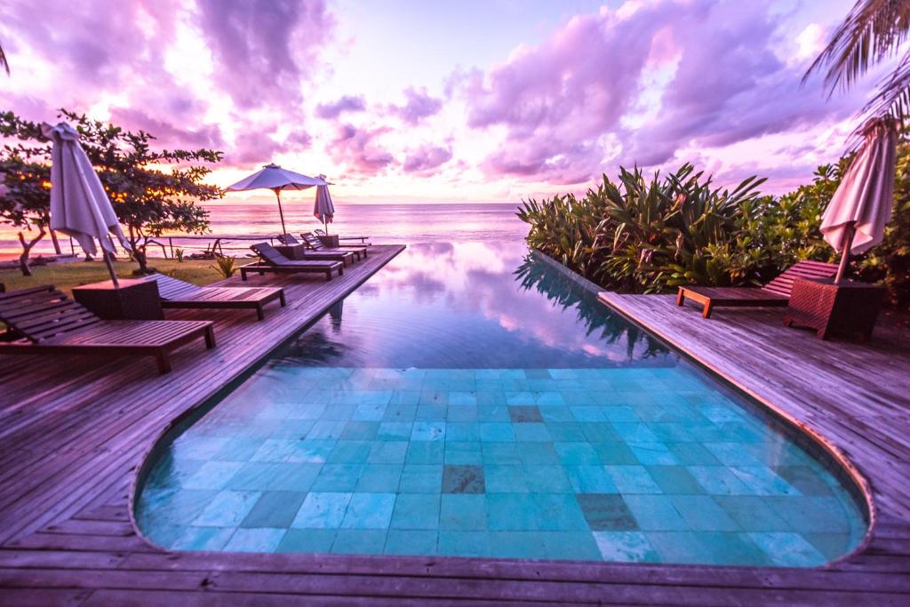 Bazén v ubytování Seraya Shores Bali nebo v jeho okolí