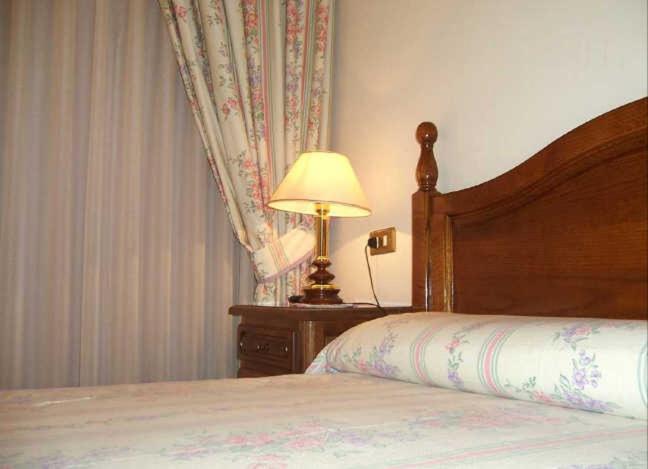 Postel nebo postele na pokoji v ubytování Hostal Las Coronas