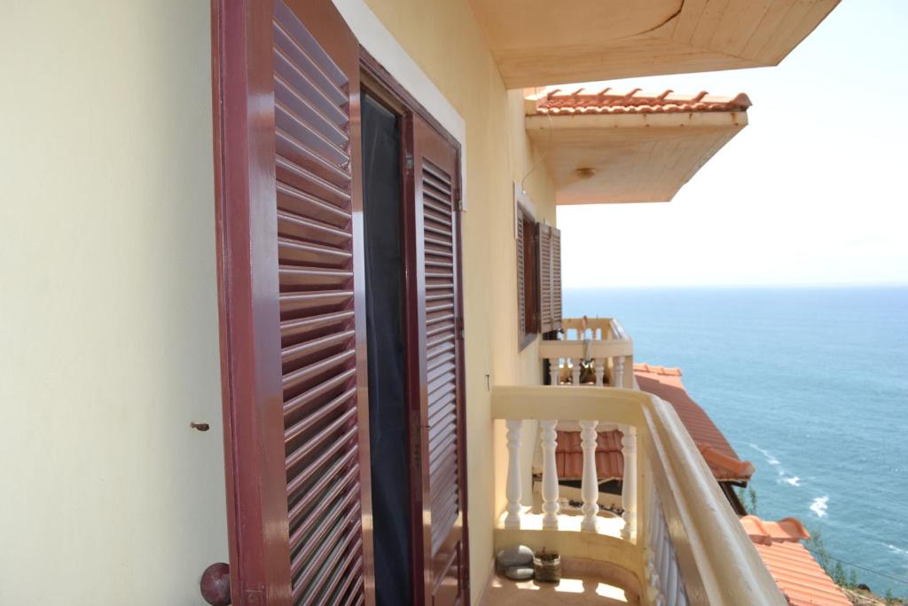 a balcony with a view of the ocean at Apartamento Fritzi in Ponta do Sol