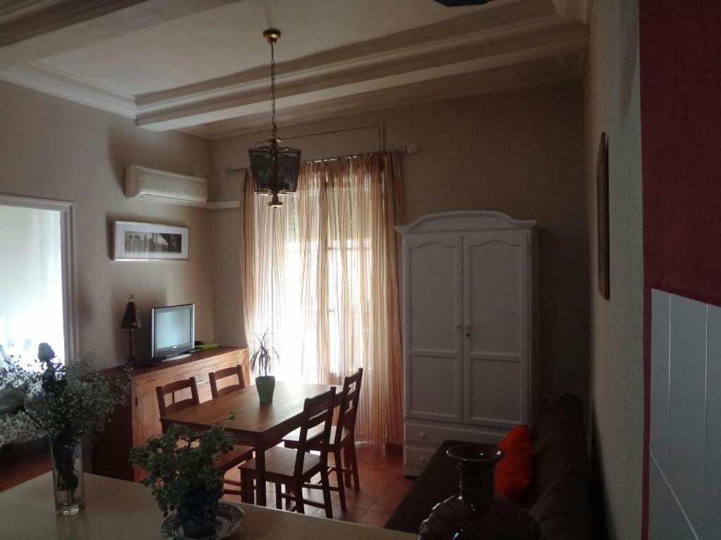 a living room with a table and a dining room at En el Corazón de Sevilla in Seville