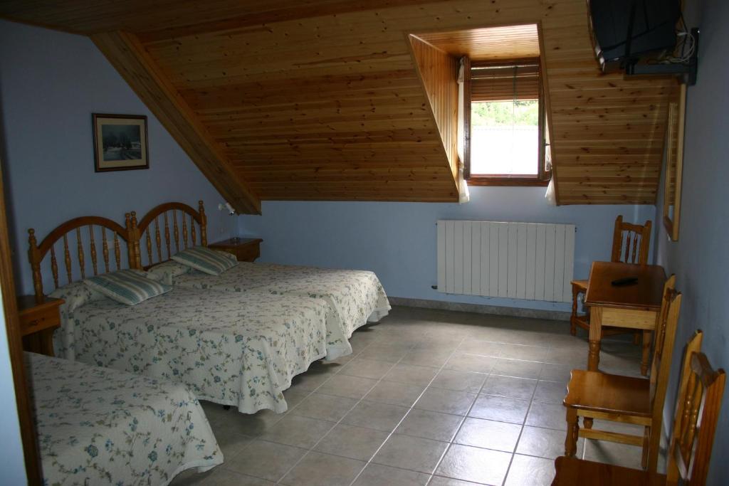 1 dormitorio con 2 camas y ventana en Casa Raspa, en Bielsa