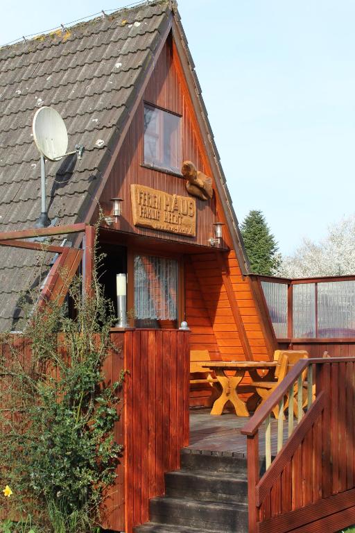 eine Blockhütte mit einer Treppe, die zur Eingangstür führt in der Unterkunft Ferienhaus Familie Hecht in Südbrookmerland