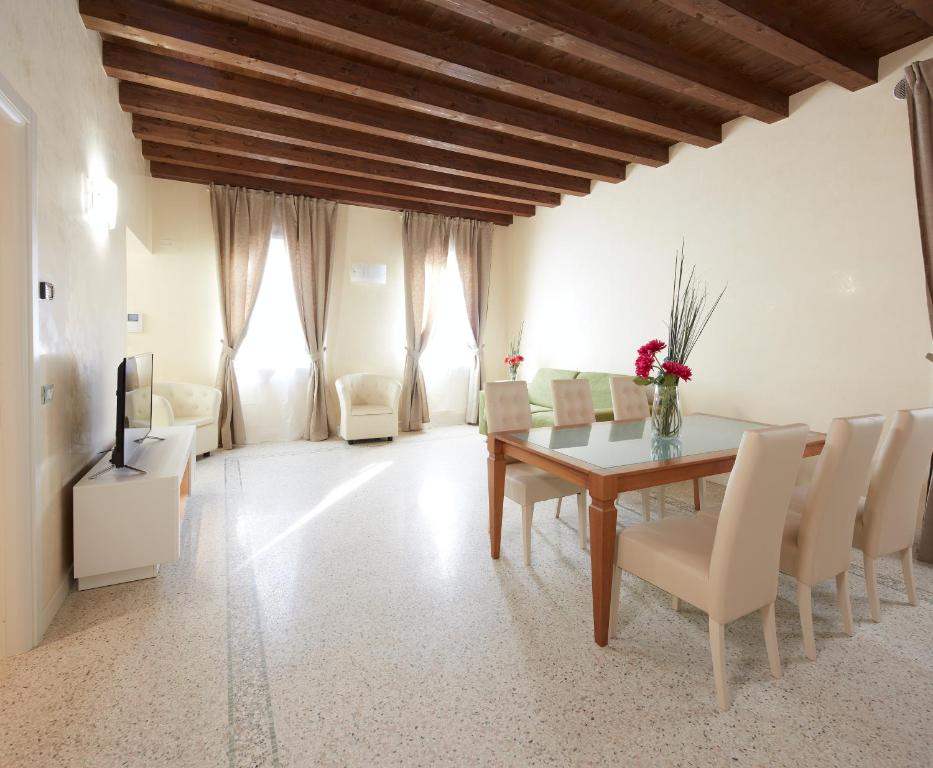 uma sala de jantar com mesa e cadeiras em Juliet House em Verona