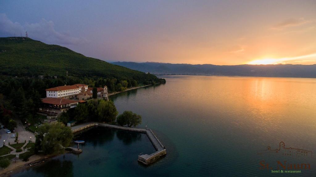 una vista aérea de un lago al atardecer en Hotel St. Naum, en Ljubaništa