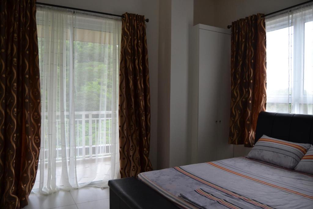 1 dormitorio con cama y ventana grande en Apartment in Pico De Loro, en Nasugbu