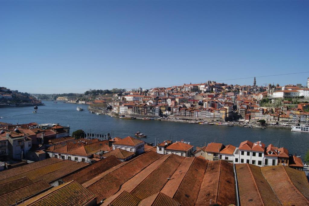 vistas a una ciudad con río y edificios en Magic Escape Apartments, en Vila Nova de Gaia