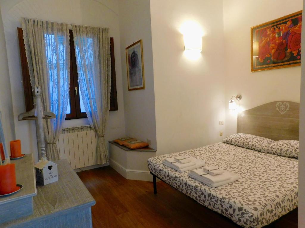 フィレンツェにあるRelaxing Place in Oltrarnoの小さなベッドルーム(ベッド1台、窓付)
