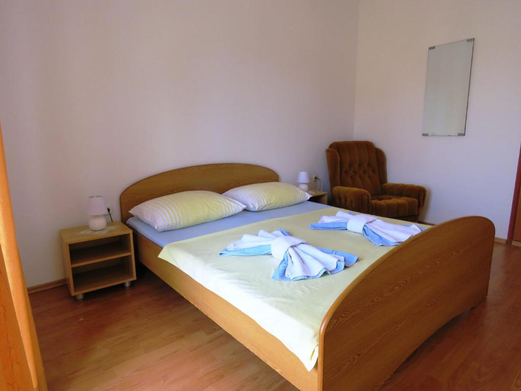 Postel nebo postele na pokoji v ubytování Apartments Palma Novalja