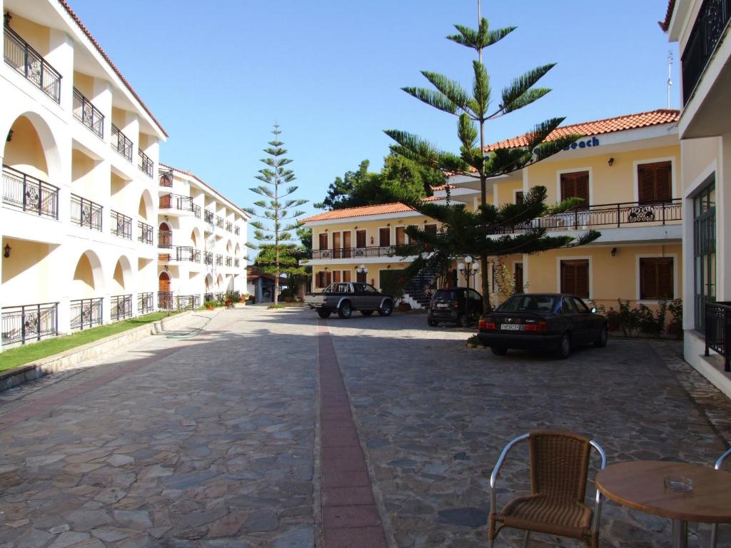 eine Straße in einer Stadt mit Autos und Gebäuden in der Unterkunft Castello Beach Hotel in Argassi