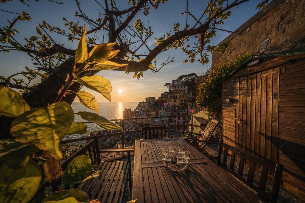 リオマッジョーレにあるSailors Rest Riomaggiore - Cinque Terreの海を望むバルコニー(ワイングラス付きのテーブル付)