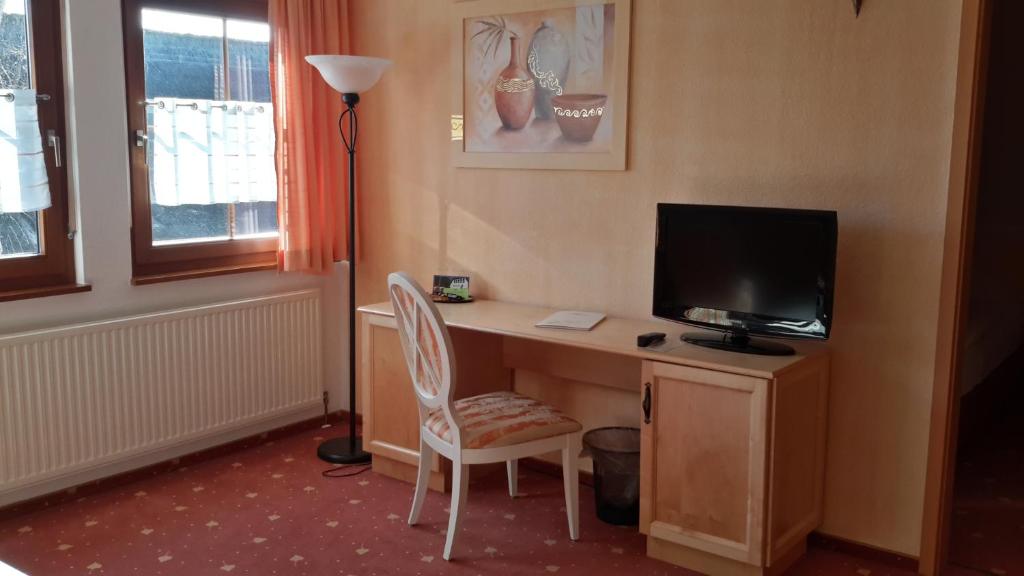 TV a/nebo společenská místnost v ubytování Hotel Birkenhof Garni
