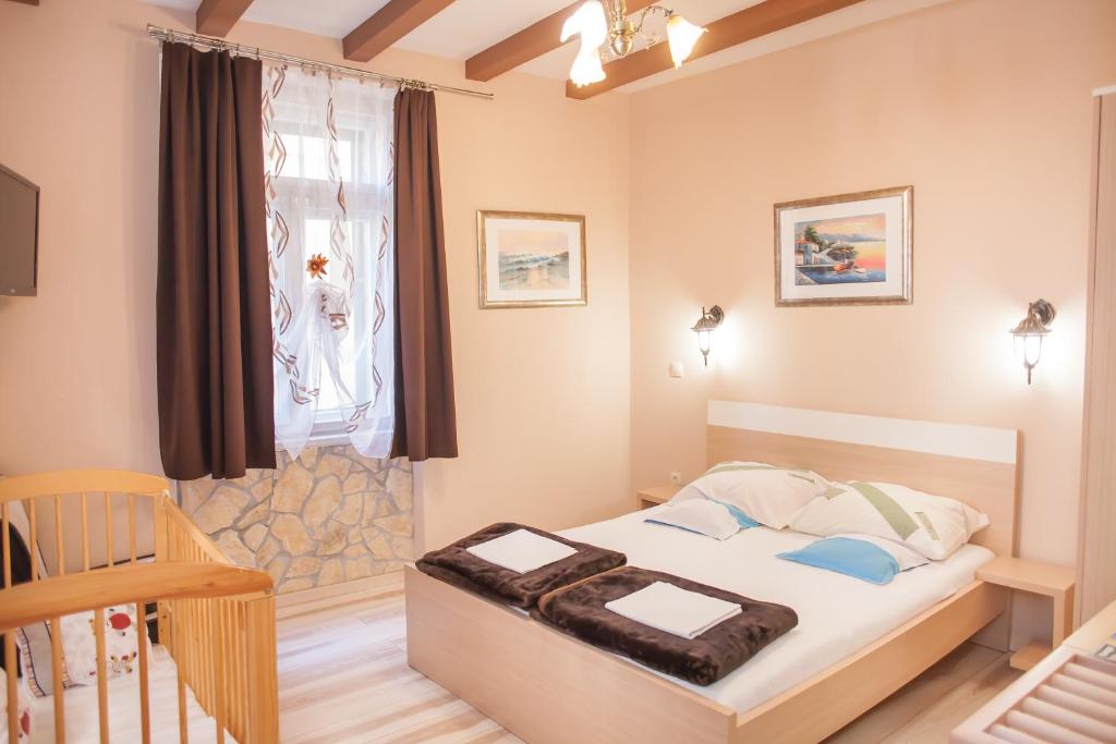 ein kleines Schlafzimmer mit einem Bett und einem Fenster in der Unterkunft Apartment BARBARA - BOJANA in Šibenik