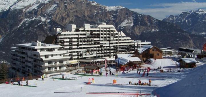 un grande edificio in cima a una montagna innevata di Studio Val Gardena 1 a Puy-Saint-Vincent