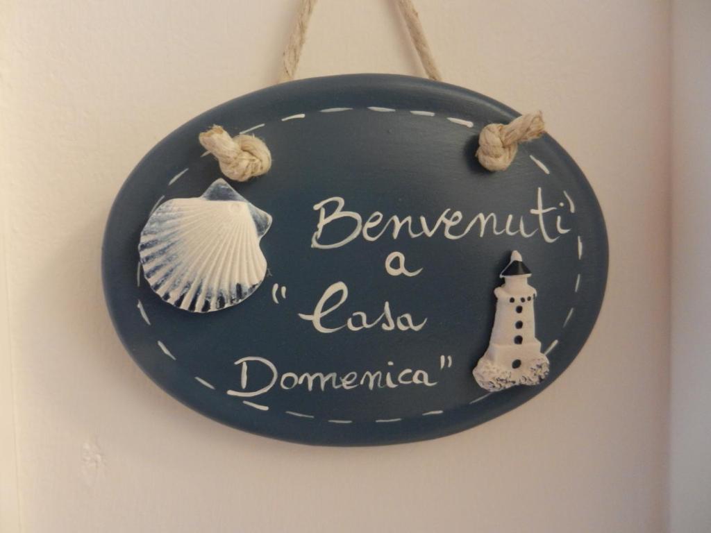 a plate with a sign that says respondent a lessaza dominaria at Casa Domenica - 200m dal mare in Ceriale