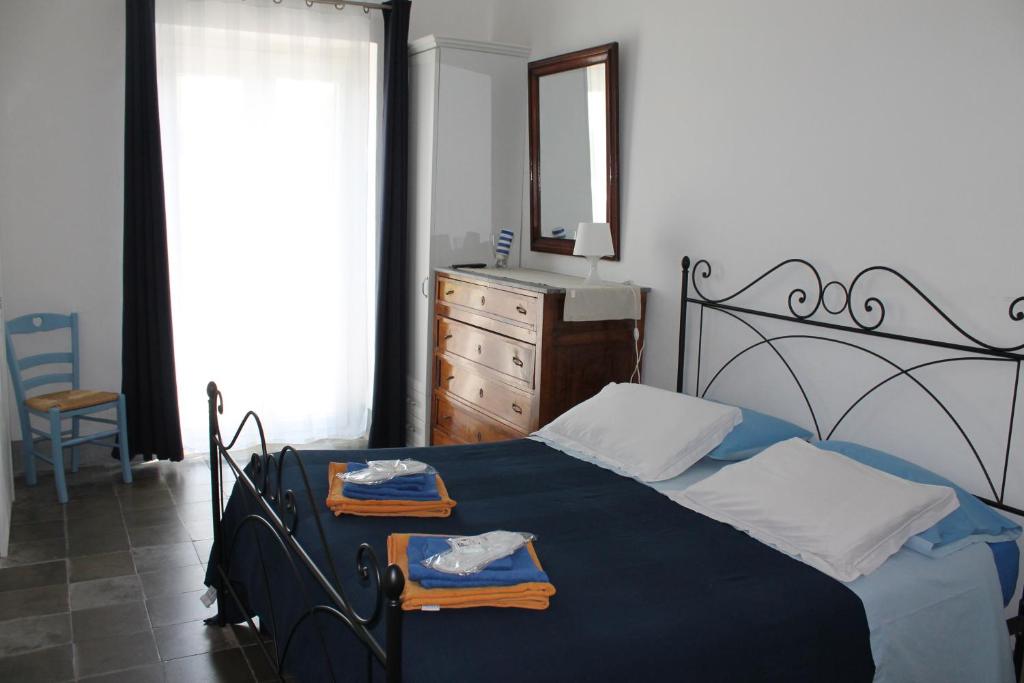 マンフレドーニアにあるB&B Stella Marinaのベッドルーム1室(ベッド1台、ドレッサー、鏡付)
