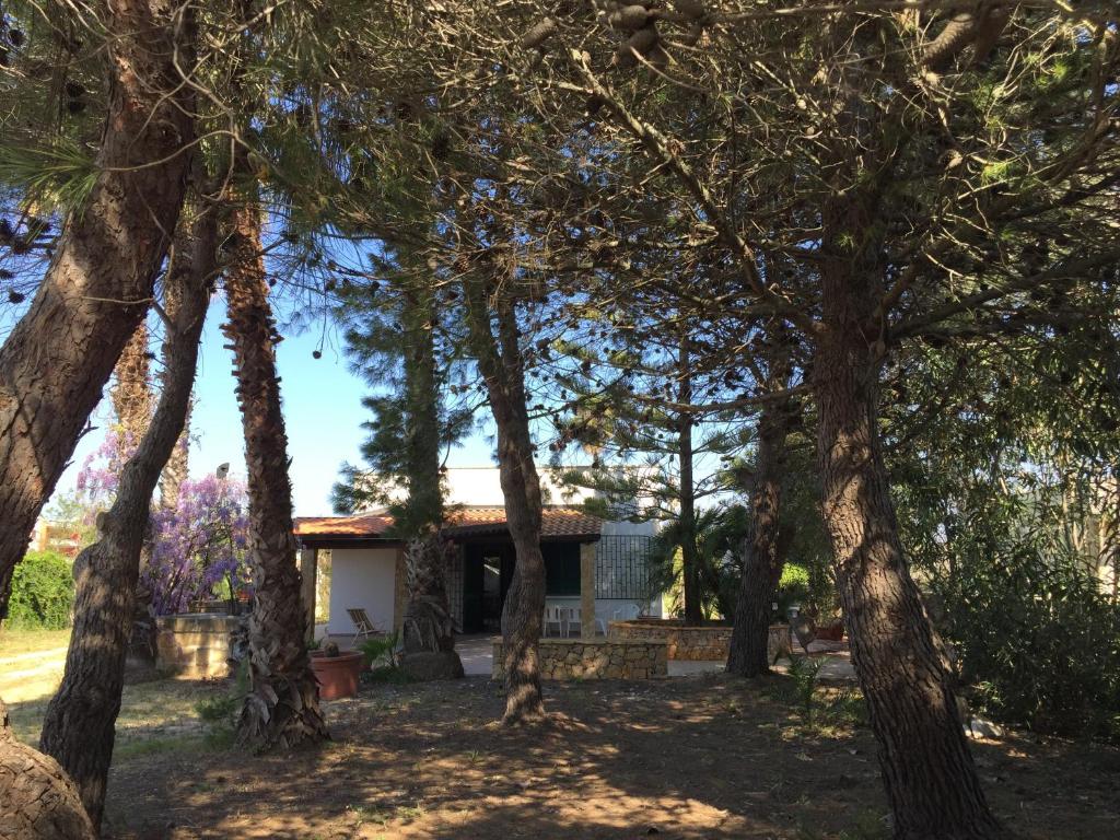 ガリポリにあるVilla FIOR DI LOTO Baia Verde Gallipoliの木々の集合住宅