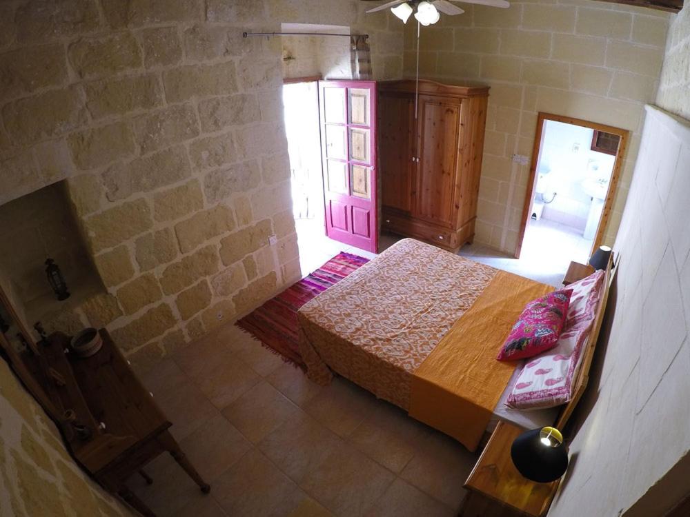 Postel nebo postele na pokoji v ubytování Shanti Ghar Gozo