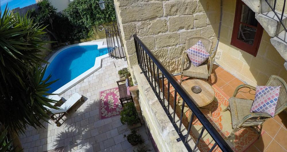 Bazén v ubytování Shanti Ghar Gozo nebo v jeho okolí