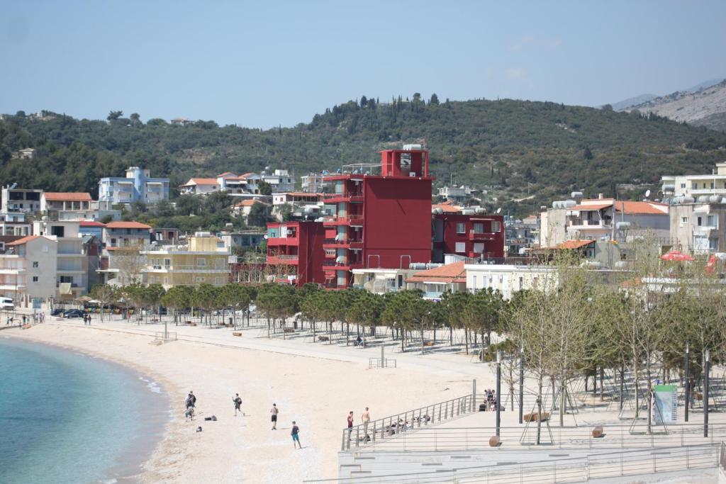 uma praia numa cidade com pessoas a andar nela em Hotel Veizi em Himare