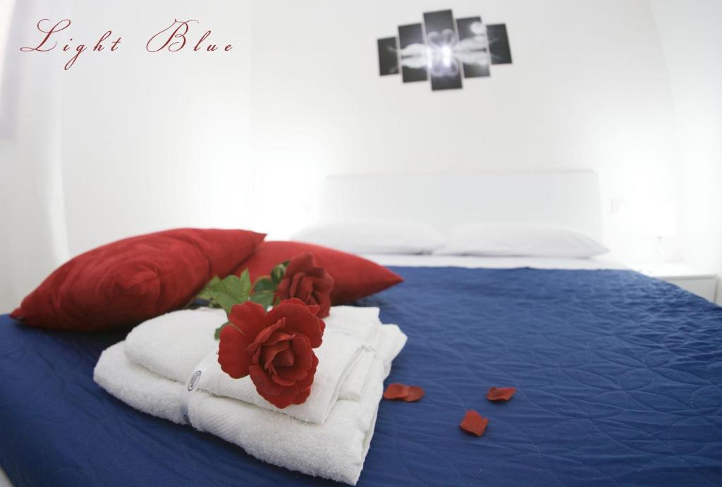 バレストラーテにあるLight Blueのベッド(タオル付)と花