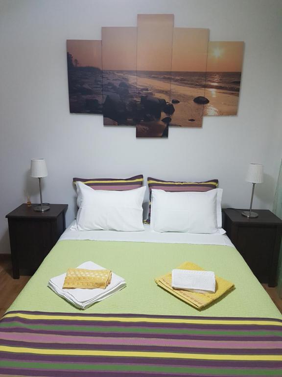 - une chambre dotée d'un lit avec deux assiettes dans l'établissement Villa Oliveira Apartments, à Lagos
