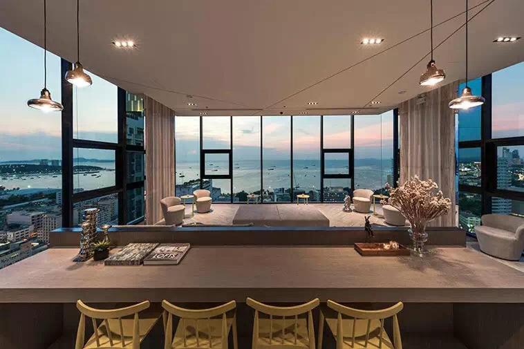 ein großes Wohnzimmer mit einer großen Fenstergruppe in der Unterkunft The Base Central in Pattaya