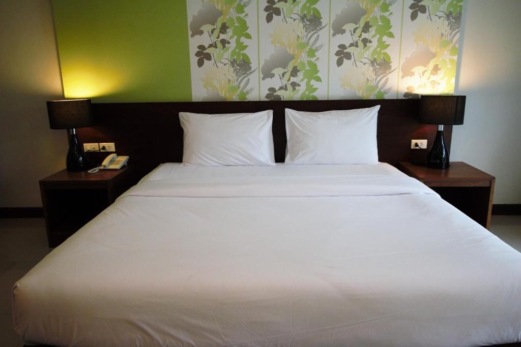 Postel nebo postele na pokoji v ubytování PS Hill Resort Phuket Patong - SHA Plus