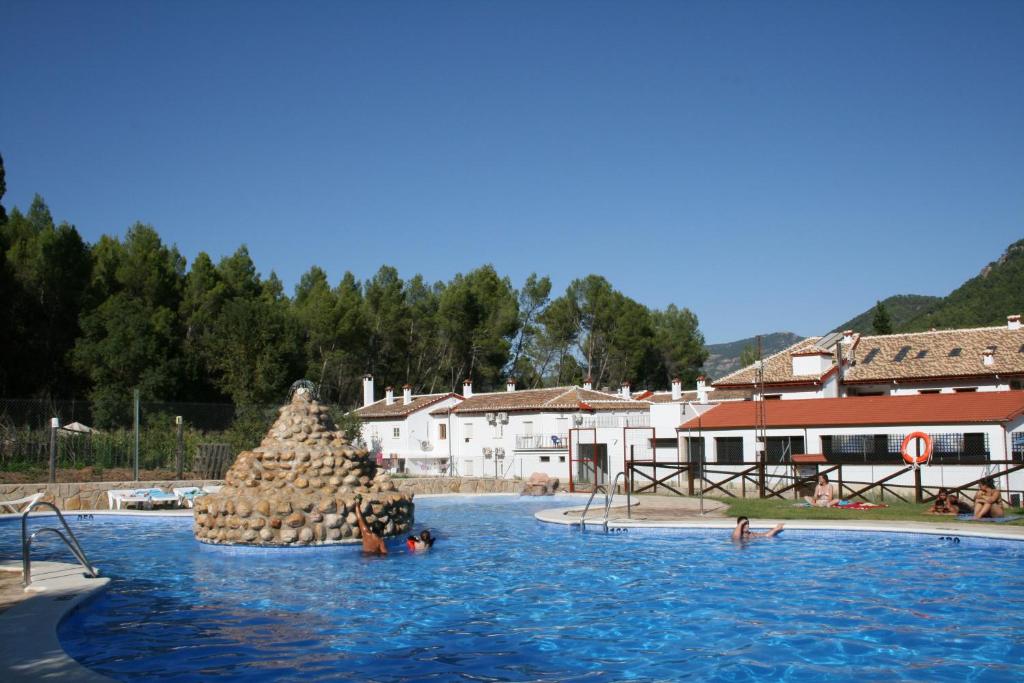 een waterpark met een glijbaan in het water bij Apartamentos Rurales El Pinar in Coto Rios