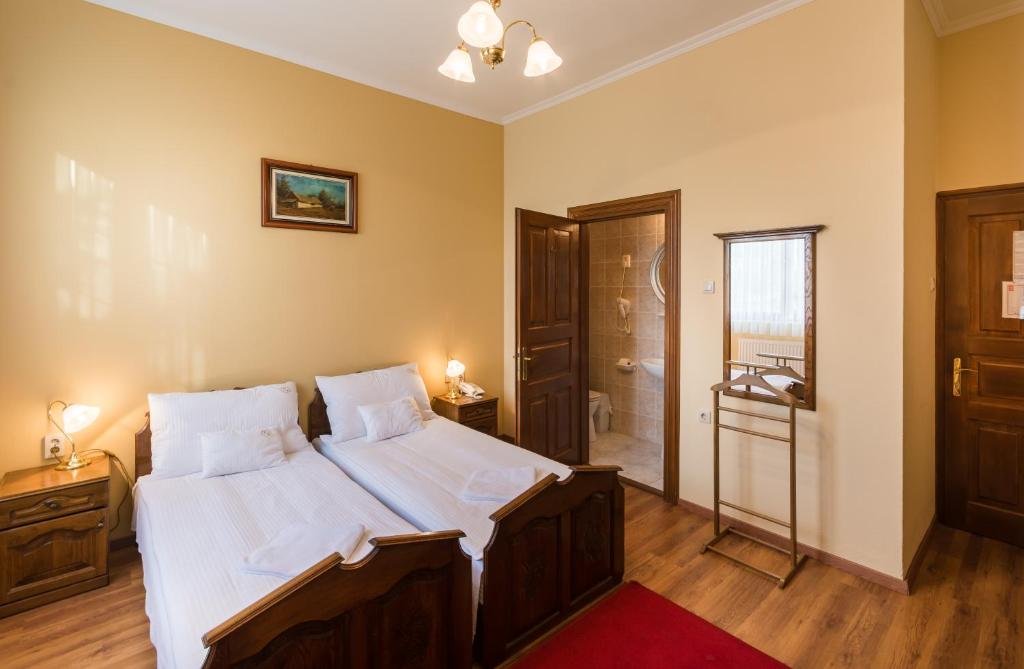 Postel nebo postele na pokoji v ubytování Vinum Hotel