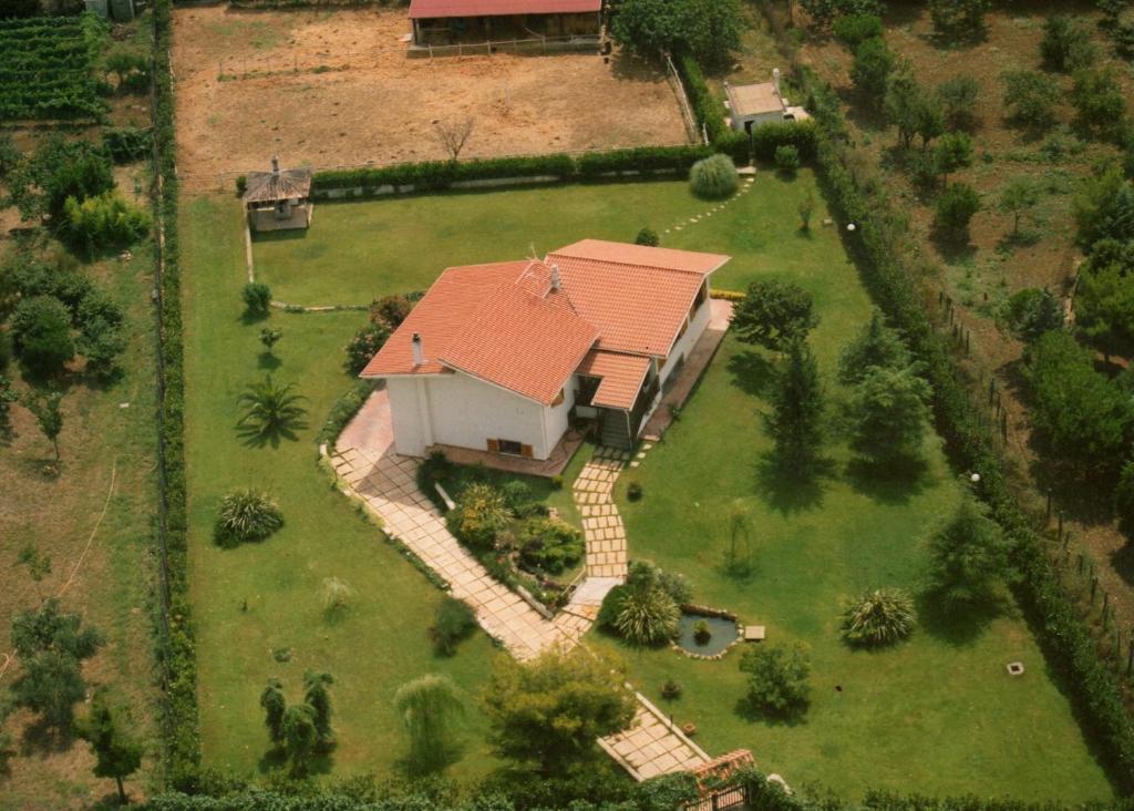 una vista aérea de una casa con patio en B&B Villa Sans Souci, en Civitavecchia
