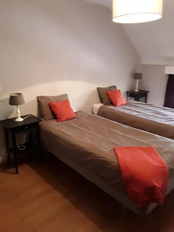 Duas camas num quarto com almofadas vermelhas em Wenceslas Cobergher III em Bertem