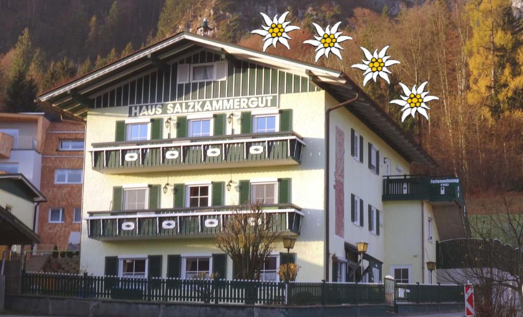 ein Gebäude mit Blumen darüber in der Unterkunft Haus - Salzkammergut in Sankt Gilgen