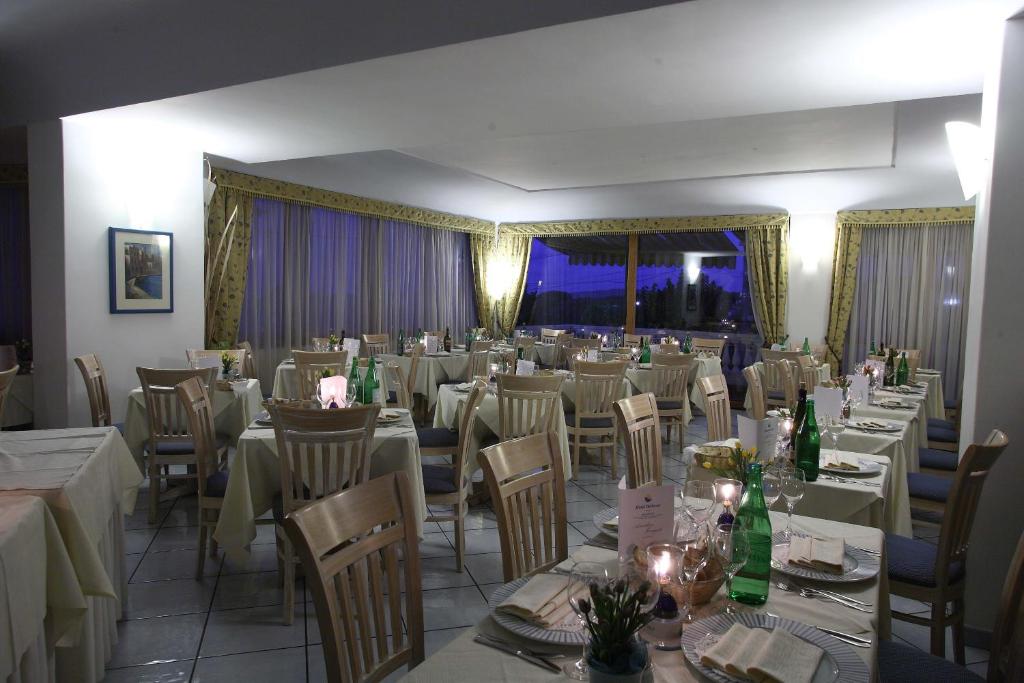 Un restaurante o sitio para comer en Hotel Bellevue Benessere & Relax
