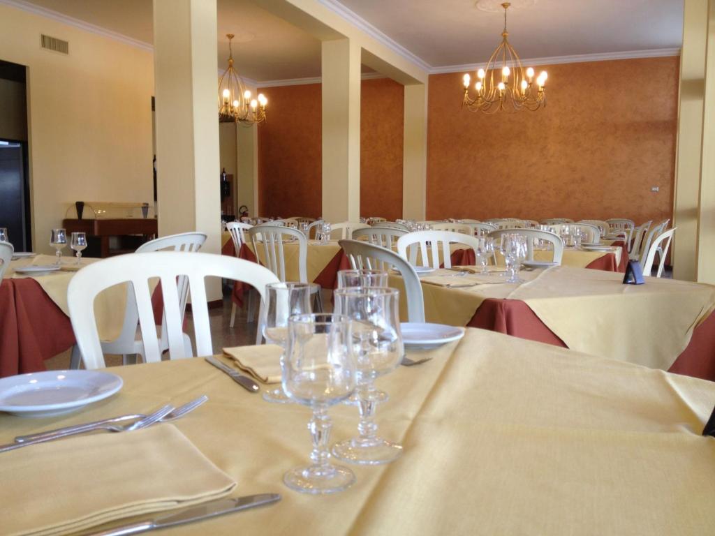 Restauracja lub miejsce do jedzenia w obiekcie Hotel Turismo