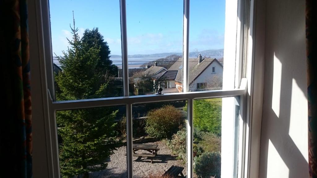 ein offenes Fenster mit Blick auf einen Hof in der Unterkunft The Silverdale Hotel in Silverdale