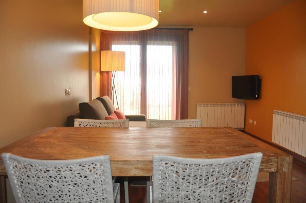 TV a/nebo společenská místnost v ubytování Apartaments Turístics Puigcerdà - La Closa