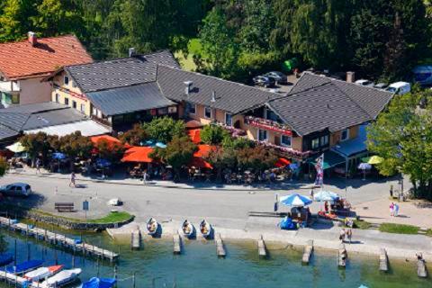 eine Luftansicht eines Resorts mit Booten im Wasser in der Unterkunft Sieben Zimmer am See in Prien am Chiemsee