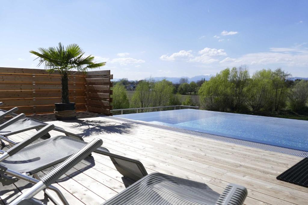 una terraza con sillas y una piscina en Grandhotel Niederösterreichischer Hof, en Lanzenkirchen