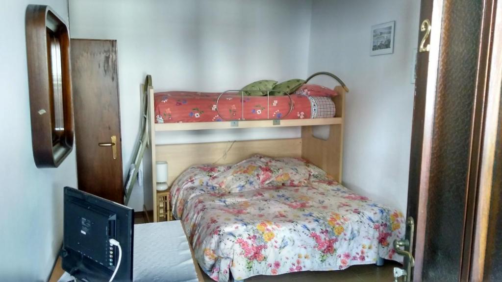 a bedroom with two bunk beds in a room at La Casa di Nonna in Pella