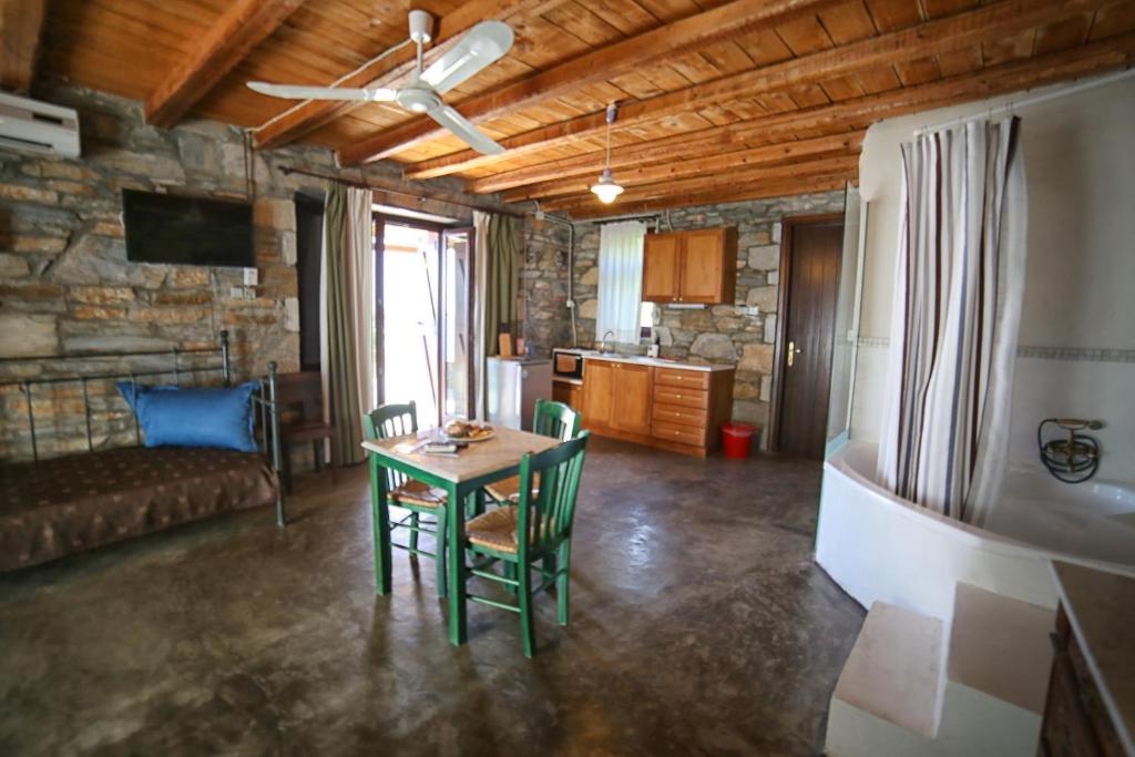 Telewizja i/lub zestaw kina domowego w obiekcie Pyrgos Traditional Village