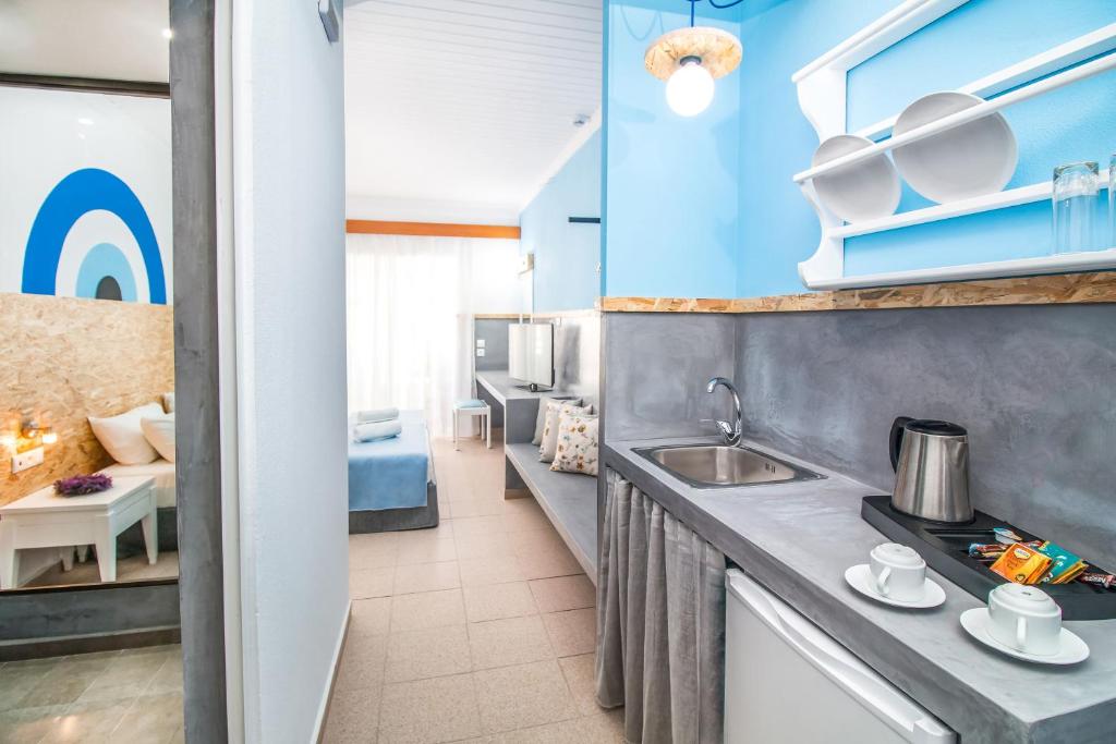 Kuchyňa alebo kuchynka v ubytovaní Tinas Plus Hotel