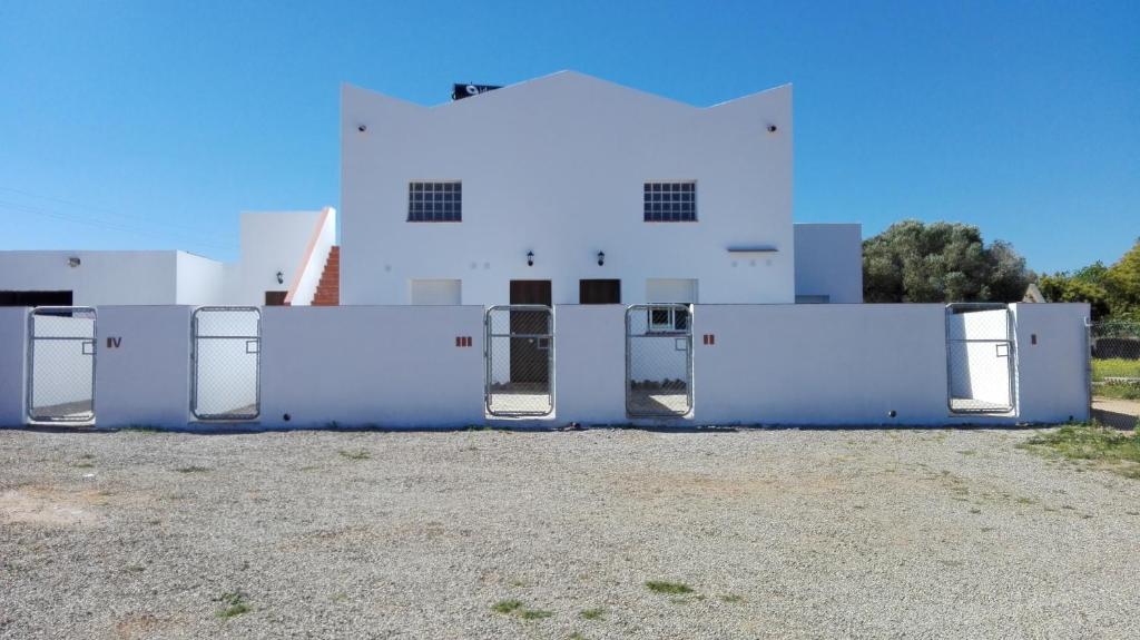 un grupo de neveras frente a un edificio en Alojamiento Rural El Abuelo, en Conil de la Frontera