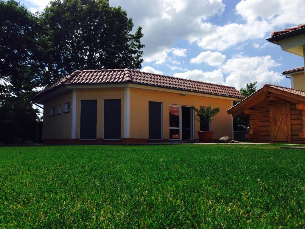 een klein huis met een groen gazon ervoor bij Ferienpark Senftenberg in Senftenberg